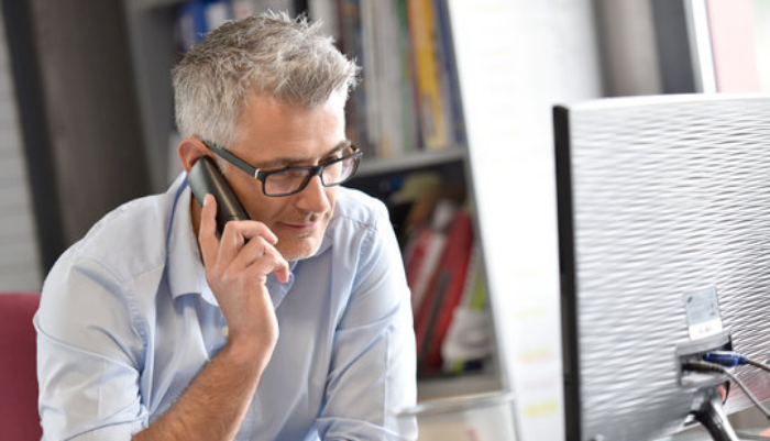 Hombre de mediana edad hablando por teléfono